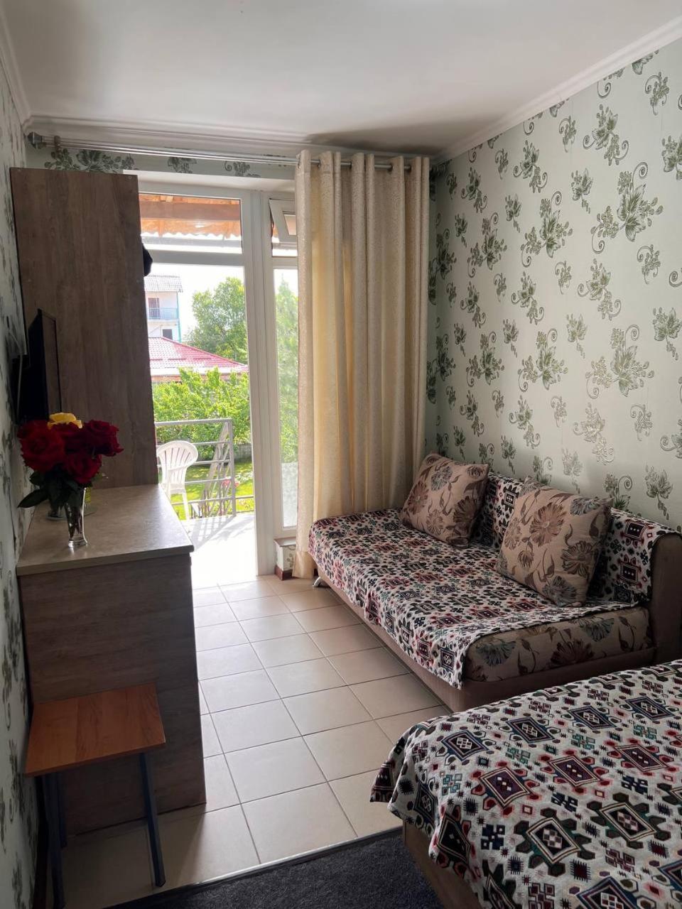 Podsolnukhi Guest House Cholpon-Ata Bagian luar foto